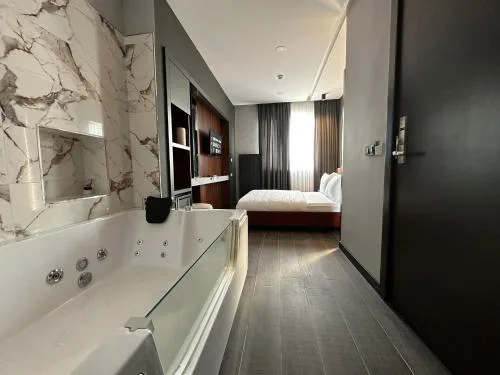 Second Suit Hotel