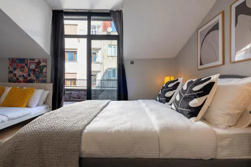 Central 4-Bedroom House with Private Terrace and 2 Bathrooms