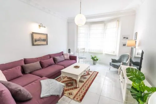 Cozy Getaway - Warmth and Comfort in the City