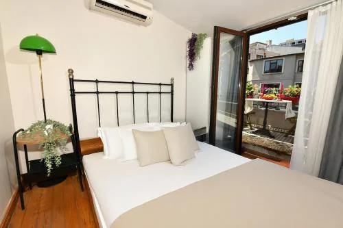 Cute Home Balcony Retro Design AC Galata