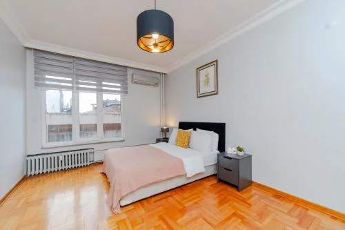 Four-Bedroom Family Suite in Managed Aparthotel - Central Location with Elevator & Two Bathrooms