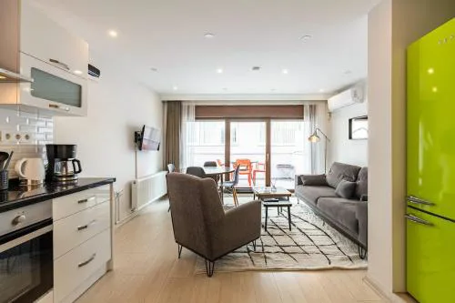 Private Building w Terrace Walk to Taksim & 6 Guests