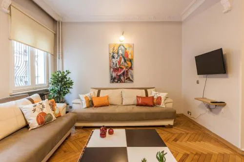 Stylish 1BR with Prime Location and Bold Design