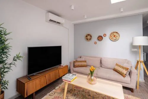 Amazing Luxury Duplex High Ceiling Patio! #403