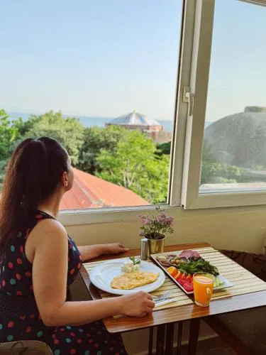 BACHOS HOTEL SULTANAHMET enjoy breakfast on the teracce with a sea view