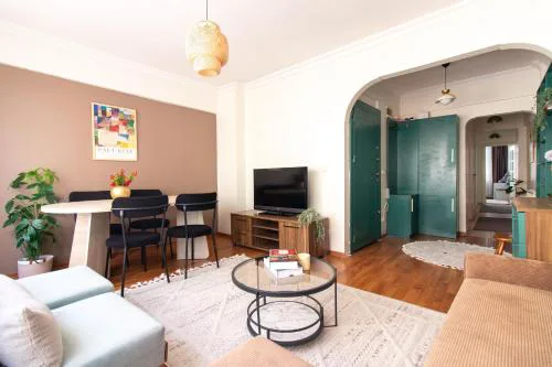 Chic 2BR Gem on Moda Iconic Antiques Street