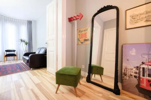 City-Center Urban Flat with Private Balcony