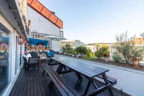 Exclusive Vibrant 3BR Duplex w Terrace in Kadıköy!