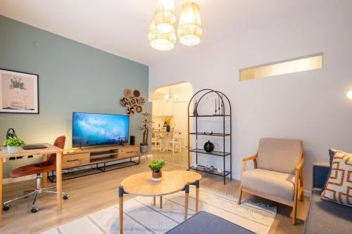 Fully Renovated 2BR Flat in Center of Moda