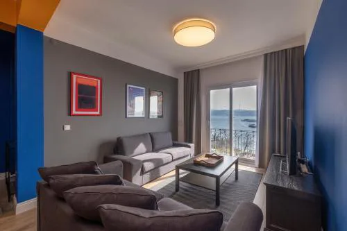 Hip Waterfront Apt with a Striking View