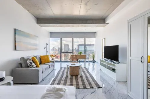 Scenic Bright Studio w Parking, PoolViews! #302