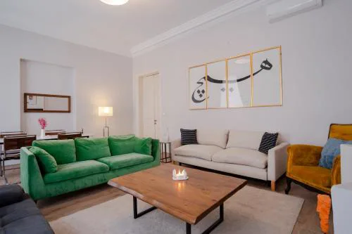 Three-Bedroom Family Suite in Managed Aparthotel - Central Location with Two Bathrooms