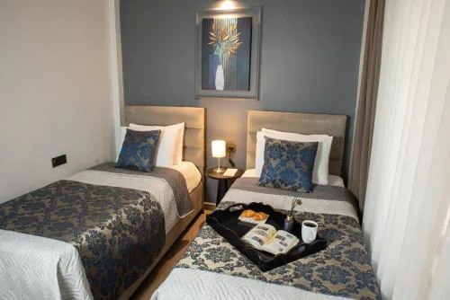 12 rooms hotel