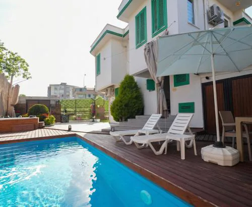 Yeşil Panjurlu Bahçeli Villa