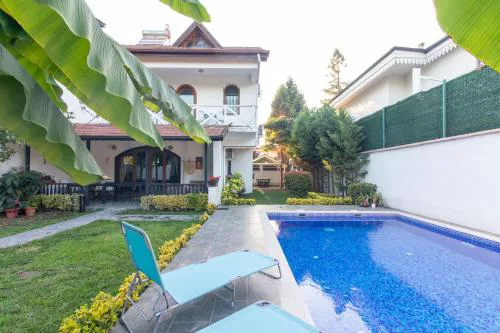 4BR all AC Pool BBQ Garden on Bagdat Ave Kirkpinar