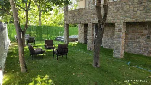 House with a detached garden and heated pool for rent