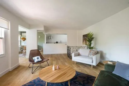 Beautiful Modern Bright 2BD Patio Duplex #179