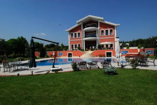 Silivri Gazitepe'de 3 katlı, havuzlu lüks villa