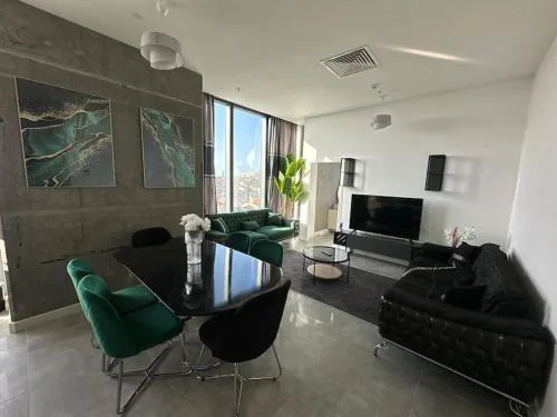 Elegant 2 bedroom apt Sinpas queen gym pools