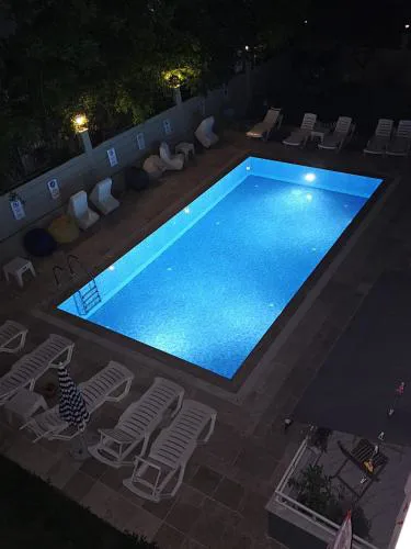 Turkuaz sitesi 2 odalı eşyalı ve havuzlu manzaralı kişi fiyatı değil oda fiyatı