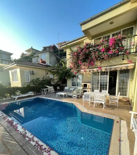 Villa with pool in Goldcity tourism complex
