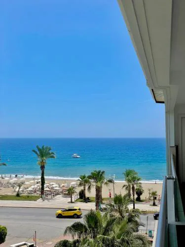 SA Apartments! Beachfront Apartment with Sea View & Pool