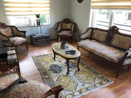 Antalya kaleiçi muhteşem konum geniş balkonlu mutfaklı DAİRE