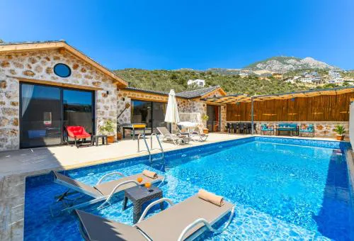 Havuzu dışarıdan görünmeyen jakuzili özel havuzlu lüks villa