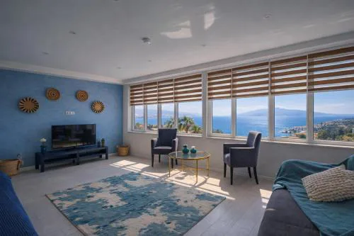 Hadrian Falcon Sea View Stay by Maxi Homes