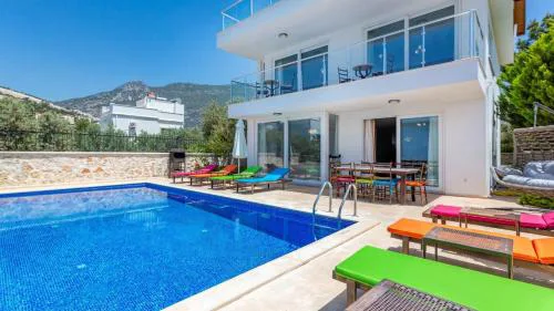 4 Bedroom Villa within walking distance to shops and restaurants