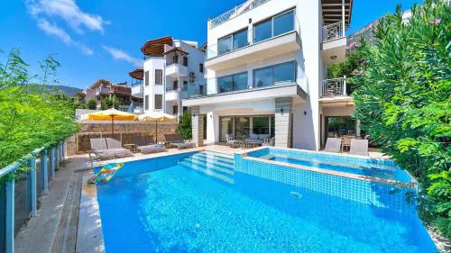 5 Bedroom Luxury villa - walking distance to the town