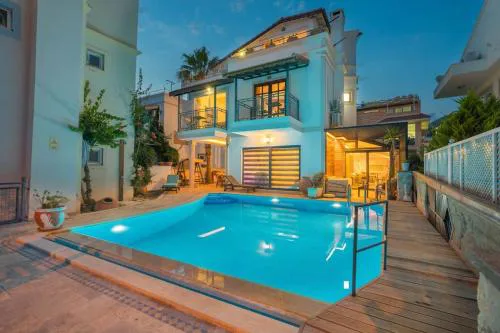 Kalkan Merkezde Havuzlu Apart