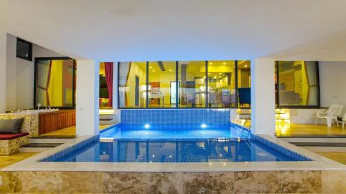 Seaview Luxury Apartment - Private Indoor Pool and Jakuzzi