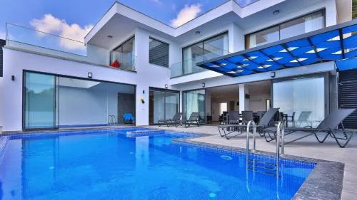 Üzümlü 3 bedroom secluded villa with private pool hot tub