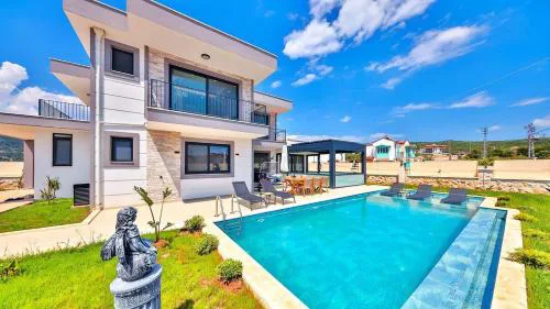 Çukurbağ 4 bedroom villa with private pool