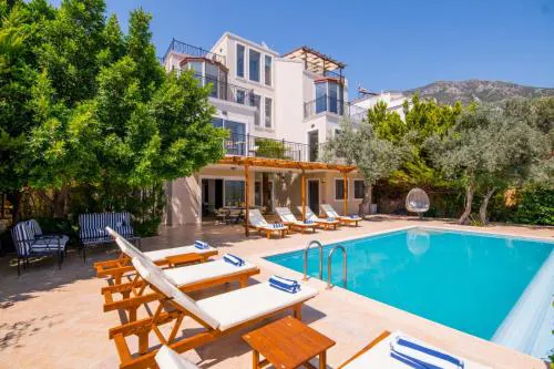 Kalkan merkezde deniz manzaralı villa