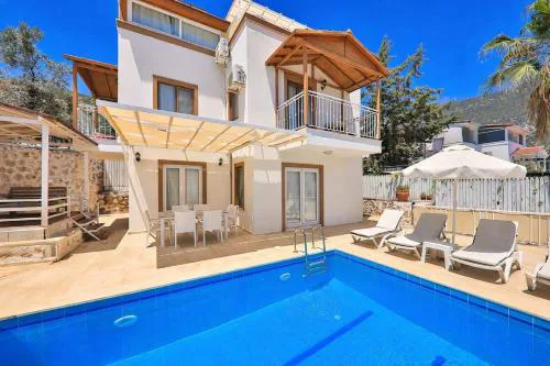 Kalkan'da Deniz Manzaralı 6 Kişilik Villa