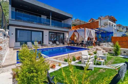 Kalkan'da Deniz Manzaralı Lüks Tatil Villası