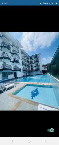 Centre Side Pool Suite