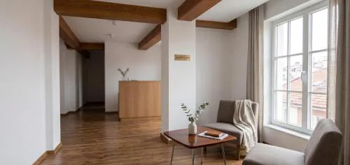book hotel 33