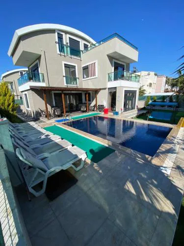 Detached and luxury villa in kadriye
