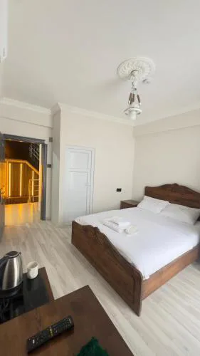 ZÜMRÜT KONAĞı